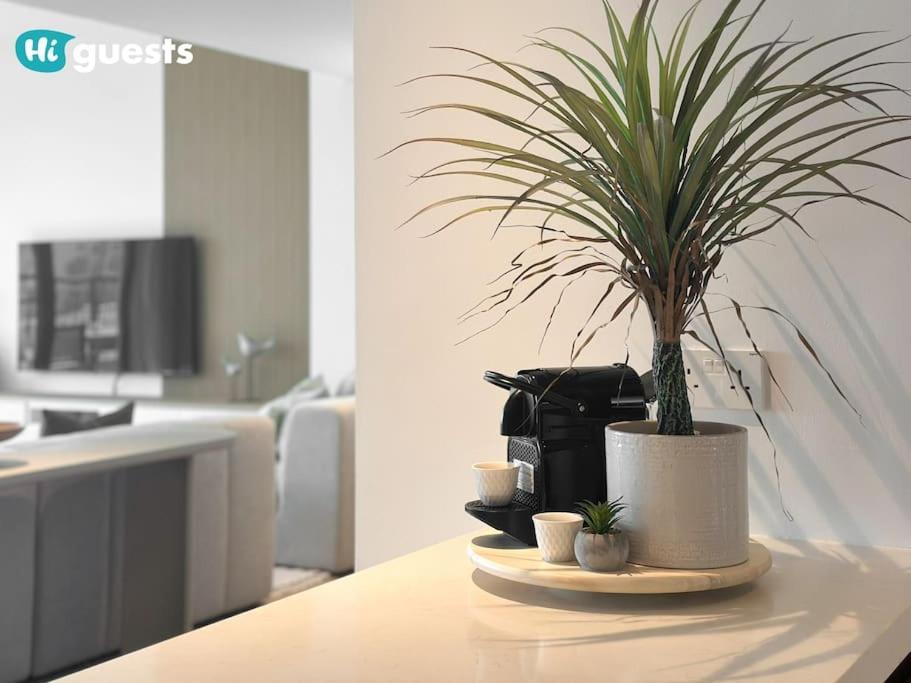Higuests - Beachfront Living Stunning 4 Bedroom With Maid's * Dubai