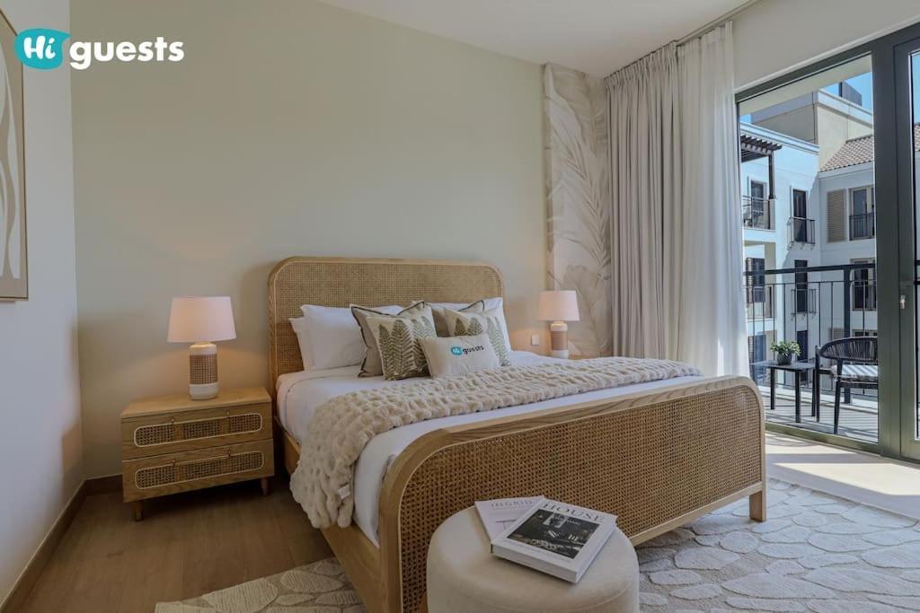 Apartment Higuests - Beachfront Living Stunning 4 Bedroom With Maid's