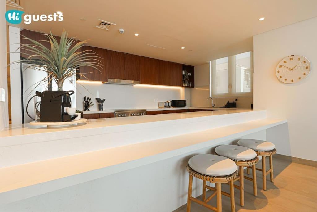 Higuests - Beachfront Living Stunning 4 Bedroom With Maid's Apartment *