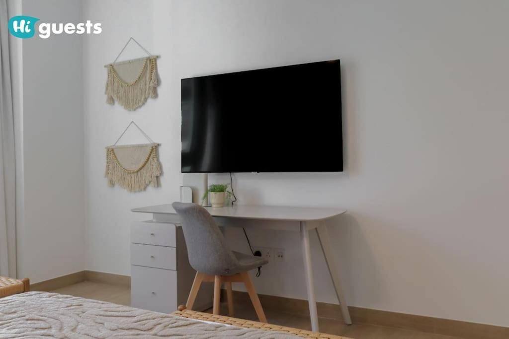 Higuests - Beachfront Living Stunning 4 Bedroom With Maid's Apartment