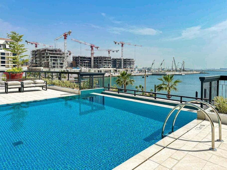 Apartment Higuests - Beachfront Living Stunning 4 Bedroom With Maid's