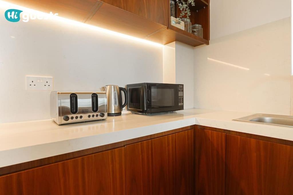 Apartment Higuests - Beachfront Living Stunning 4 Bedroom With Maid's *