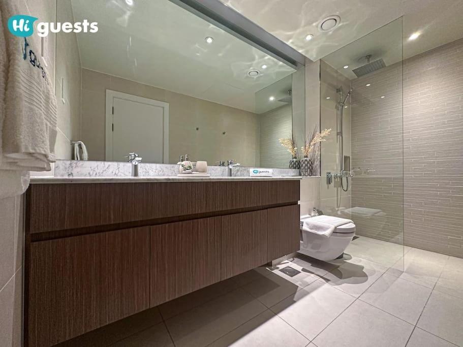 Higuests - Beachfront Living Stunning 4 Bedroom With Maid's *