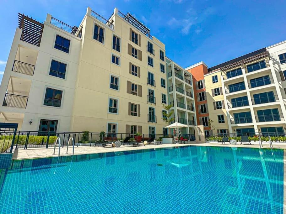 Higuests - Beachfront Living Stunning 4 Bedroom With Maid's Apartment *