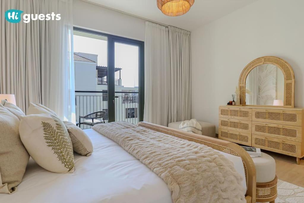 Higuests - Beachfront Living Stunning 4 Bedroom With Maid's