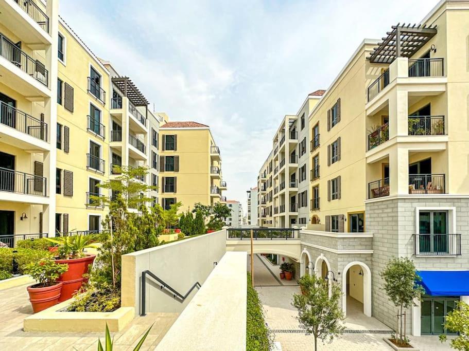 Higuests - Beachfront Living Stunning 4 Bedroom With Maid's Apartment *