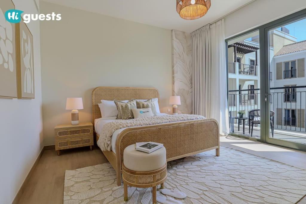 Higuests - Beachfront Living Stunning 4 Bedroom With Maid's *