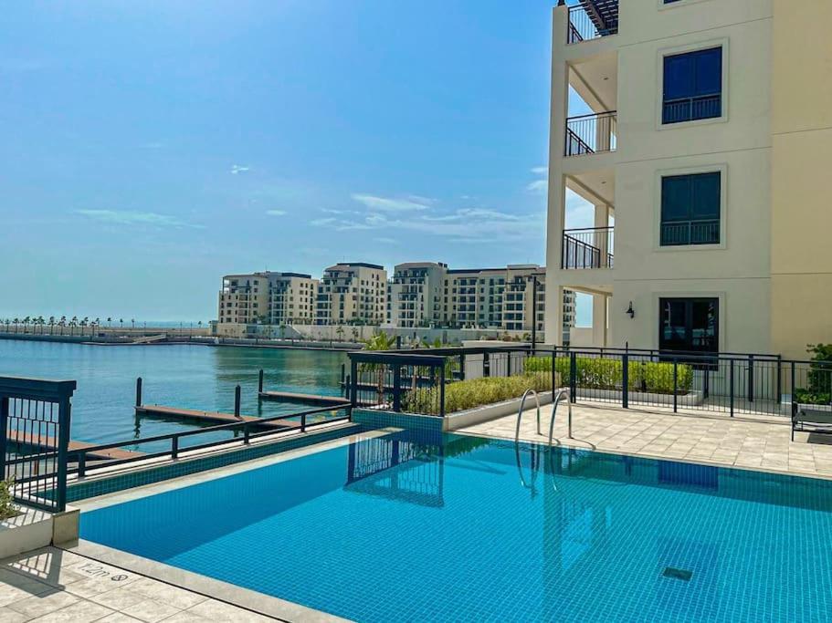 Higuests - Beachfront Living Stunning 4 Bedroom With Maid's *