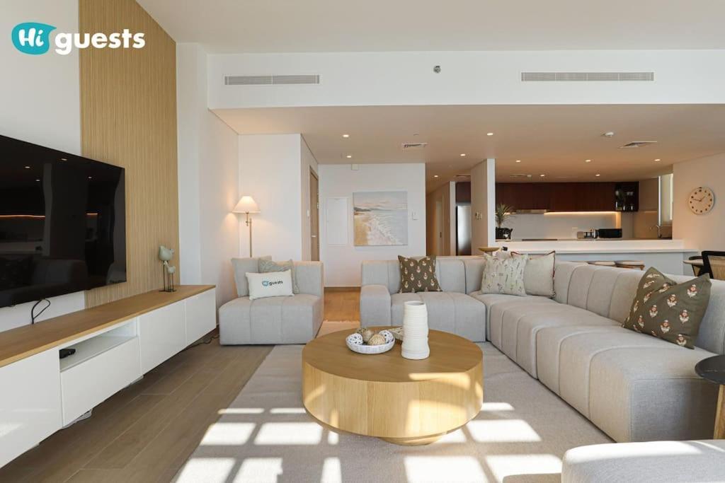 Apartment Higuests - Beachfront Living Stunning 4 Bedroom With Maid's